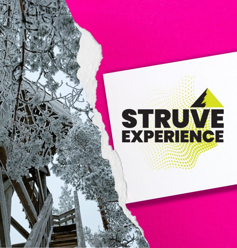 Toisella puolella kuvaa pinkillä taustalla Struve Experiencen logo, toisella puolella talvinen kuva Oravivuoren näkötornista alhaalta päin kuvattuna.